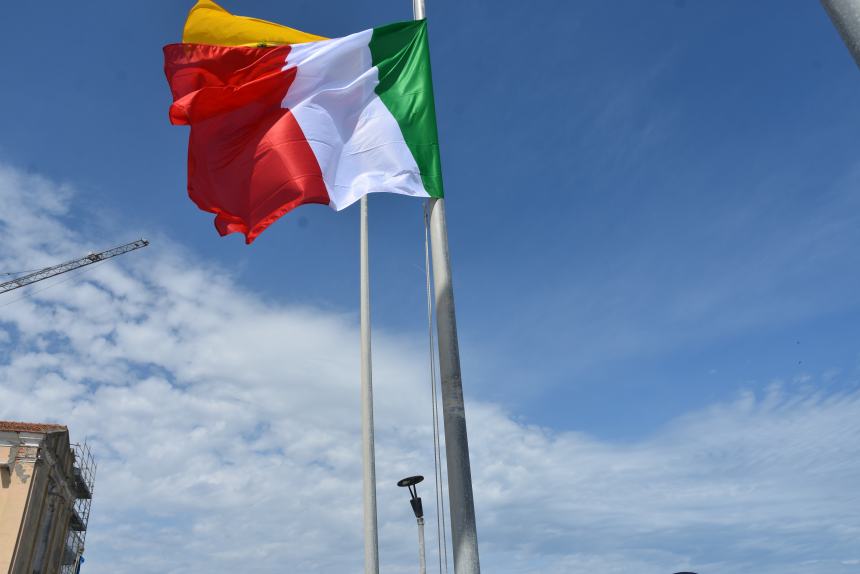 Cerimonia dell’alzabandiera a Piazza Sant’Antonio