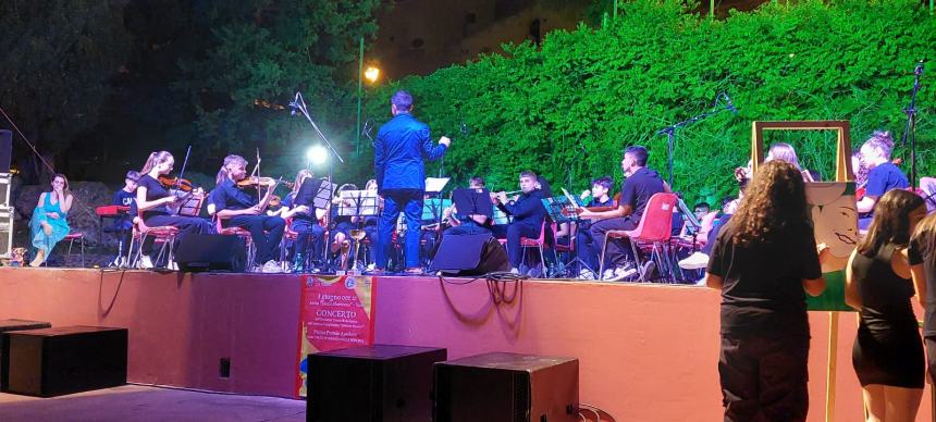 Musica, riflessioni e doni al concerto dell'Orchestra Rossetti: "Complimenti per la vittoria" 