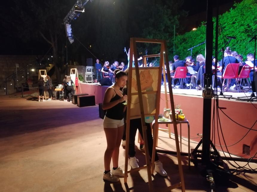 Musica, riflessioni e doni al concerto dell'Orchestra Rossetti: "Complimenti per la vittoria" 