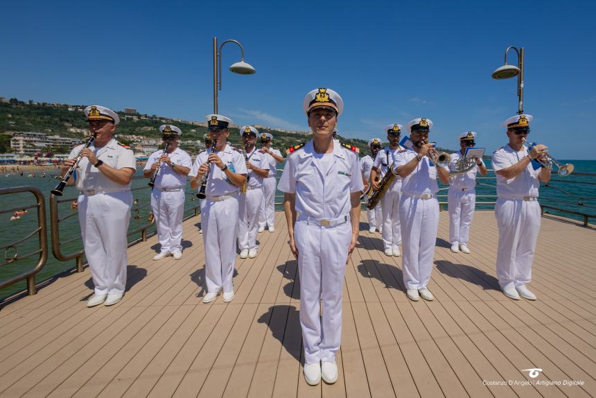 La  Fanfara  dell’Accademia Navale di Livorno incanta i bagnati sul lungomare