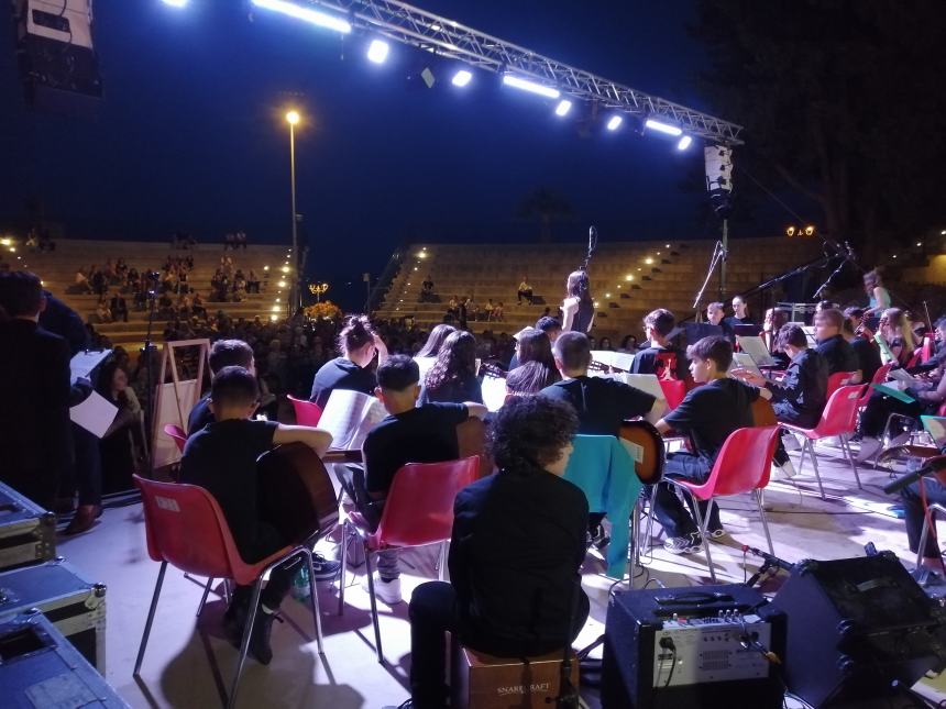 Musica, riflessioni e doni al concerto dell'Orchestra Rossetti: "Complimenti per la vittoria" 