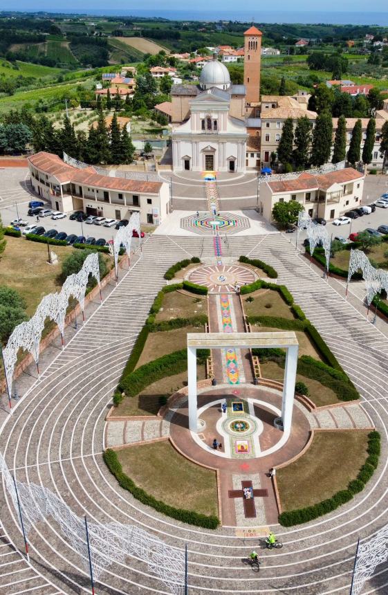 I colori dell’Infiorata alla Basilica della Madonna dei Miracoli di Casalbordino 