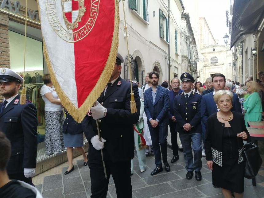 A Vasto il corteo del Corpus Domini lungo il colorato tappeto di fiori: “Preghiamo per la pace”