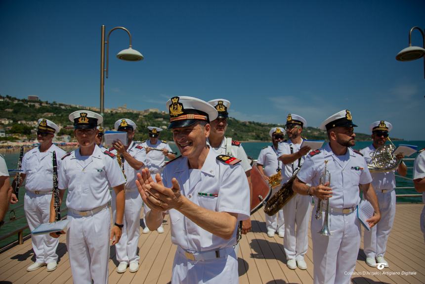 La  Fanfara  dell’Accademia Navale di Livorno incanta i bagnati sul lungomare