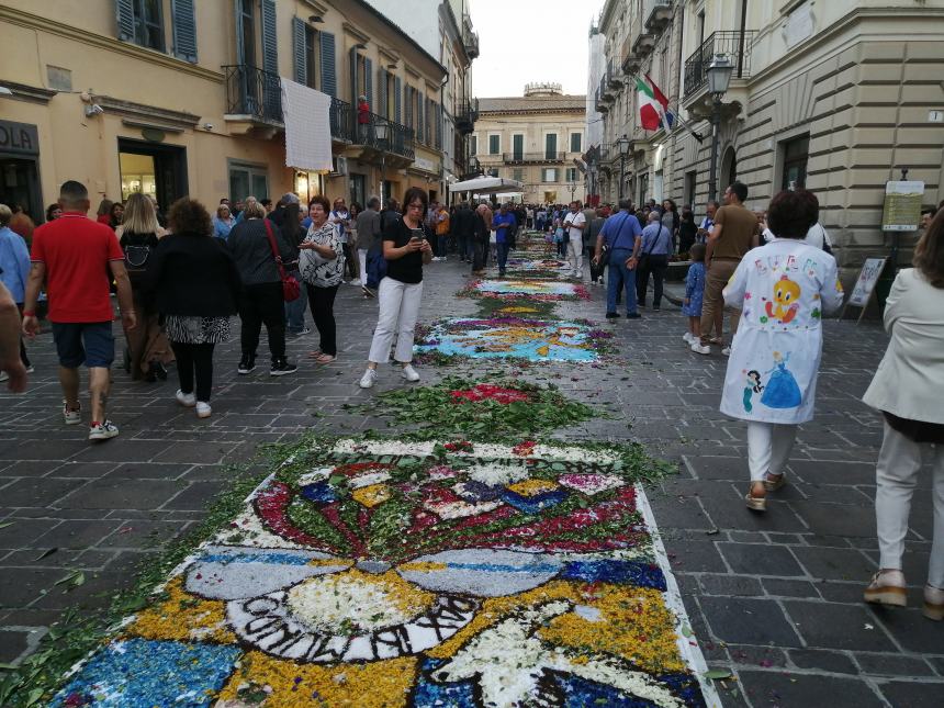 A Vasto il corteo del Corpus Domini lungo il colorato tappeto di fiori: “Preghiamo per la pace”