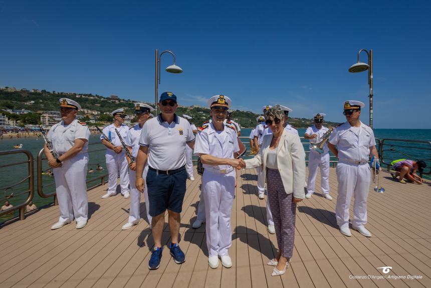 La  Fanfara  dell’Accademia Navale di Livorno incanta i bagnati sul lungomare