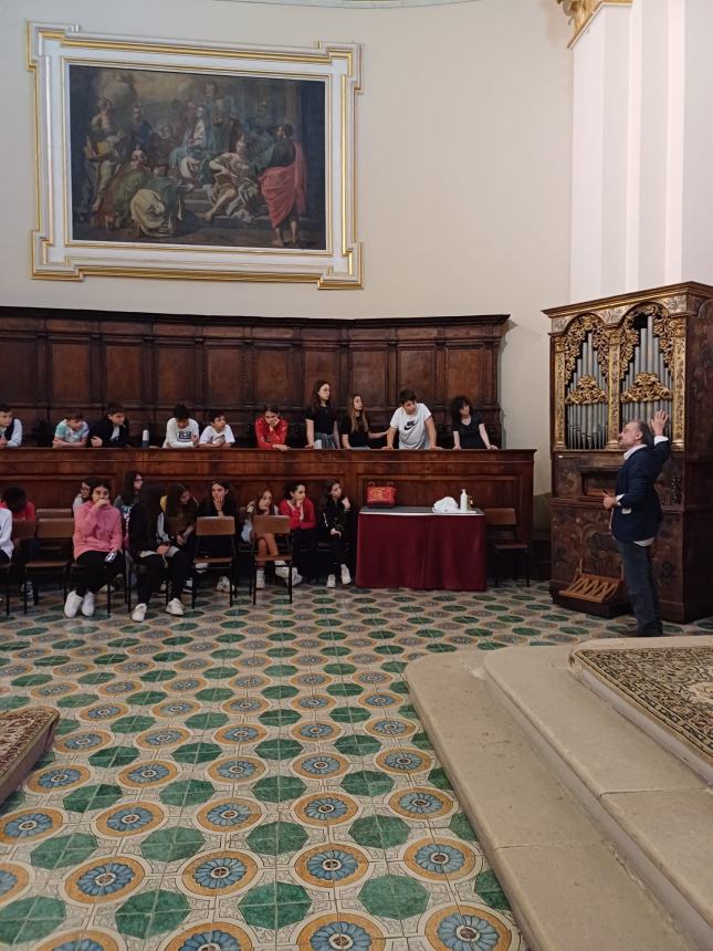 Studenti vastesi in visita a Santa Maria Maggiore e alla sua torre camapanaria 