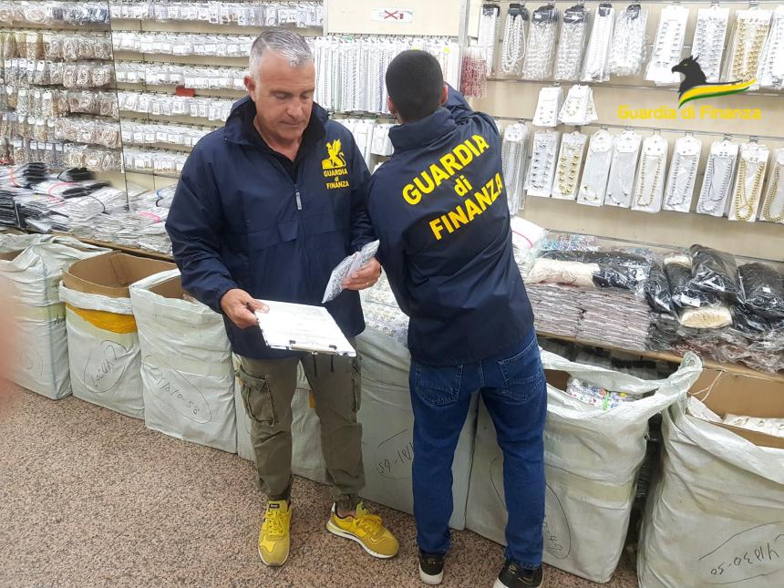 Bijoux non conformi, sequestrati 250mila pezzi e denunciato l'importatore per frode in commercio