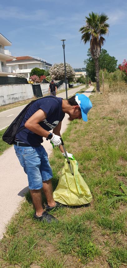 30 bottiglie di vetro e 10 sacchi di rifiuti: è tornata la raccolta Plastic Free a Vasto Marina 