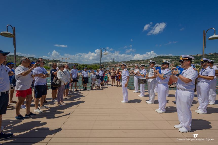 La  Fanfara  dell’Accademia Navale di Livorno incanta i bagnati sul lungomare