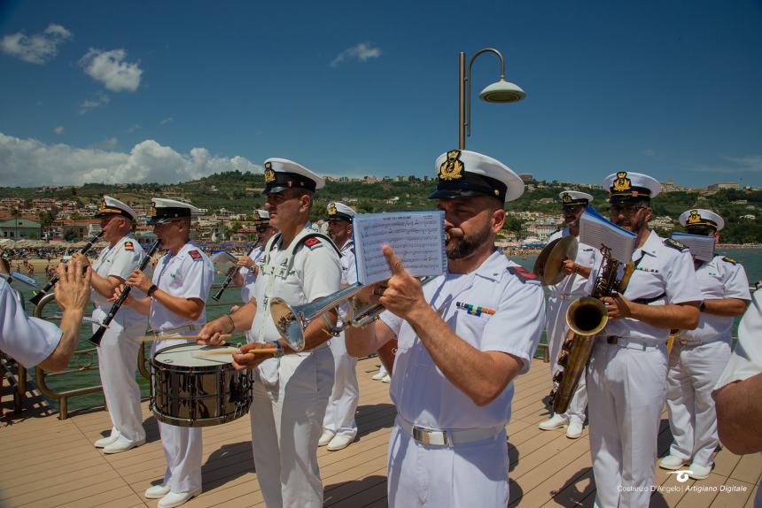 La  Fanfara  dell’Accademia Navale di Livorno incanta i bagnati sul lungomare