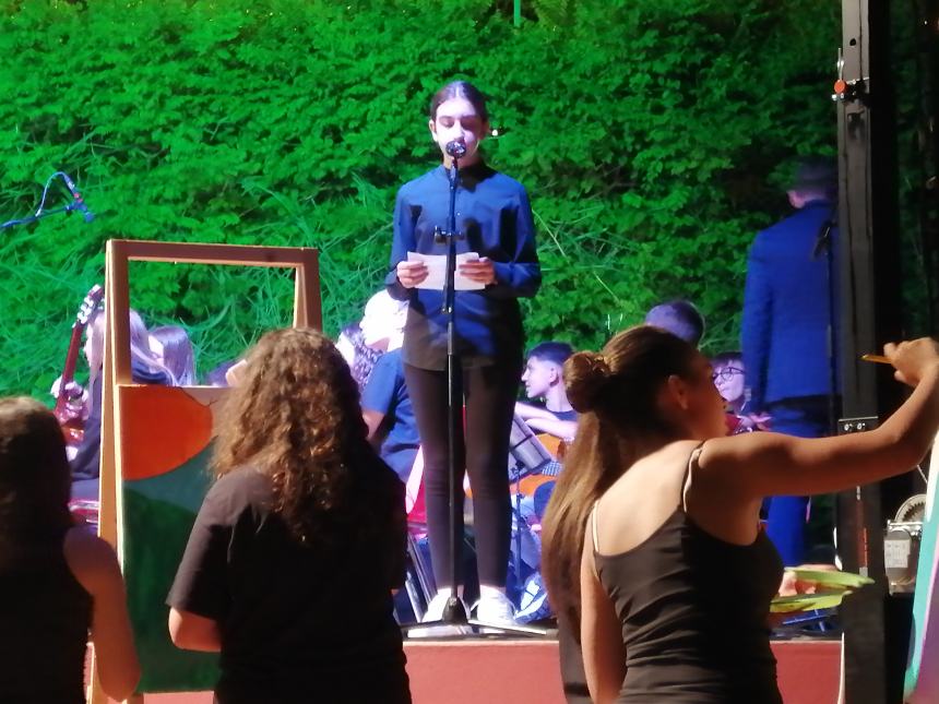 Musica, riflessioni e doni al concerto dell'Orchestra Rossetti: "Complimenti per la vittoria" 