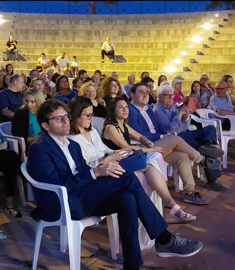 Musica, riflessioni e doni al concerto dell'Orchestra Rossetti: "Complimenti per la vittoria" 