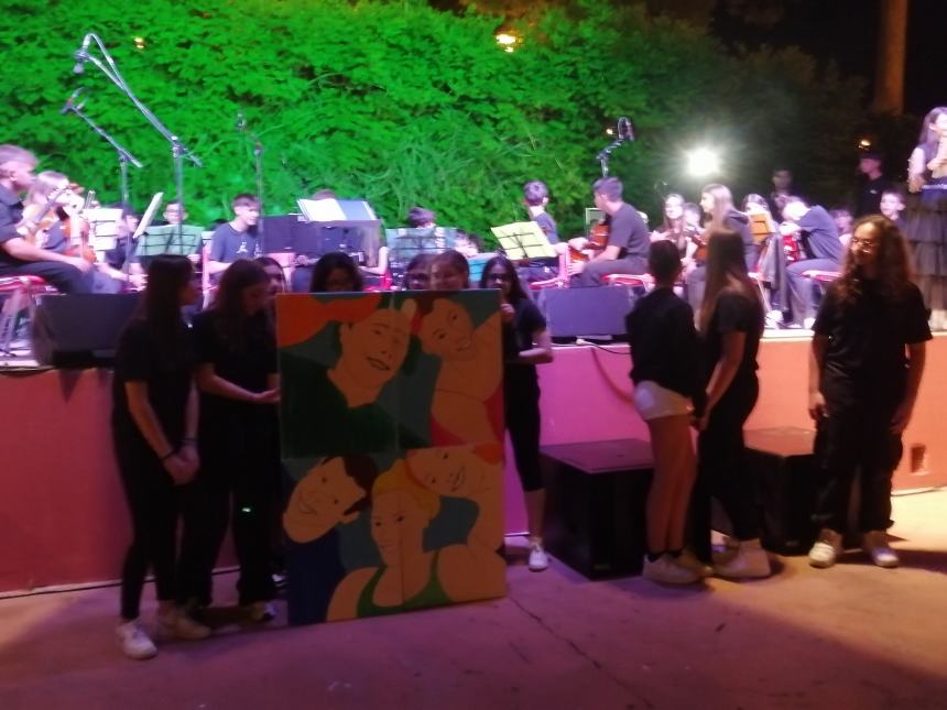 Musica, riflessioni e doni al concerto dell'Orchestra Rossetti: "Complimenti per la vittoria" 