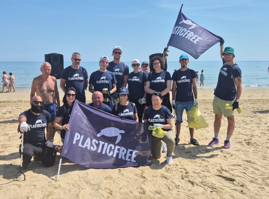 30 bottiglie di vetro e 10 sacchi di rifiuti: è tornata la raccolta Plastic Free a Vasto Marina 