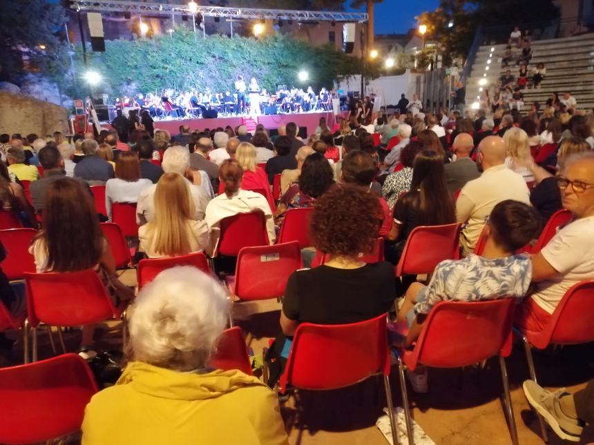 Musica, riflessioni e doni al concerto dell'Orchestra Rossetti: "Complimenti per la vittoria" 