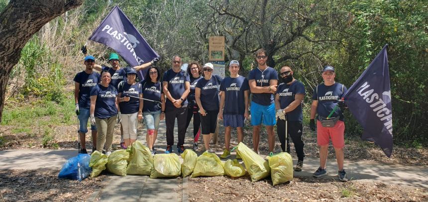 30 bottiglie di vetro e 10 sacchi di rifiuti: è tornata la raccolta Plastic Free a Vasto Marina 