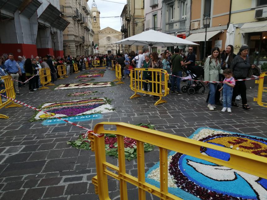 A Vasto il corteo del Corpus Domini lungo il colorato tappeto di fiori: “Preghiamo per la pace”