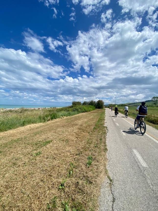 Cicloturisti belgi e italiani in Abruzzo per una settimana in bici tra montagne e mare