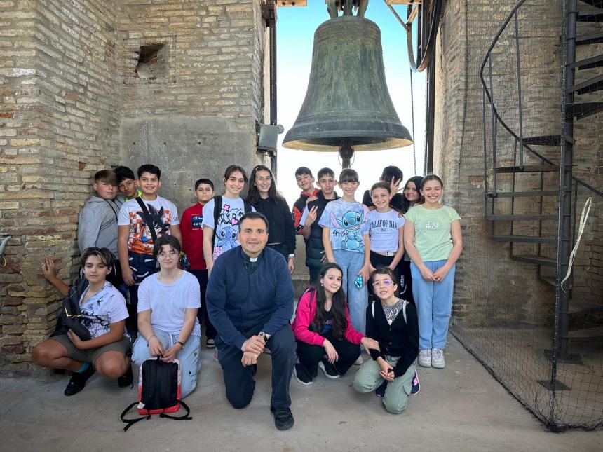 Studenti vastesi in visita a Santa Maria Maggiore e alla sua torre camapanaria 