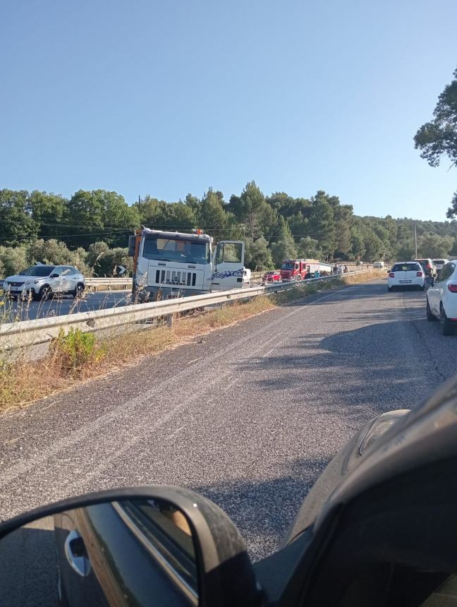 Scontro frontale auto-camion sulla statale 85, due feriti trasportati in ospedale