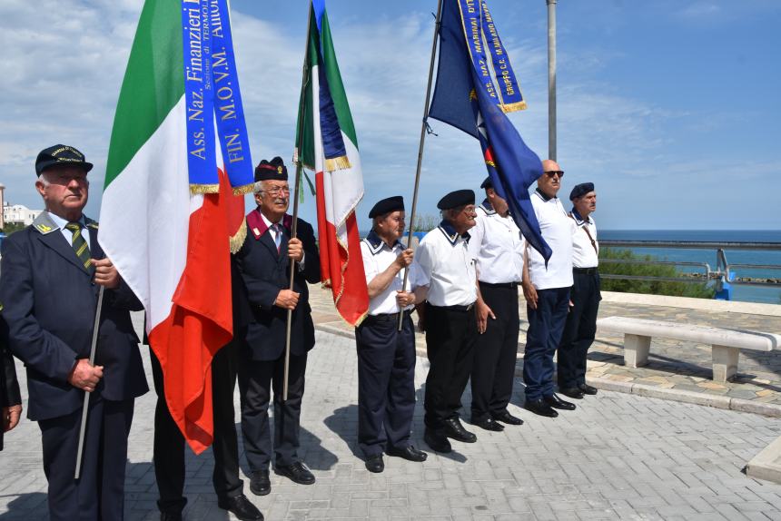 Cerimonia dell’alzabandiera a Piazza Sant’Antonio