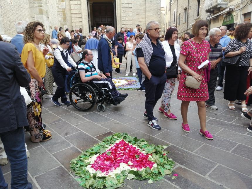 A Vasto il corteo del Corpus Domini lungo il colorato tappeto di fiori: “Preghiamo per la pace”