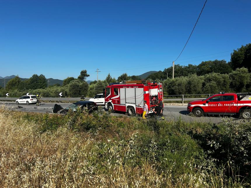 Scontro frontale auto-camion sulla statale 85, due feriti trasportati in ospedale