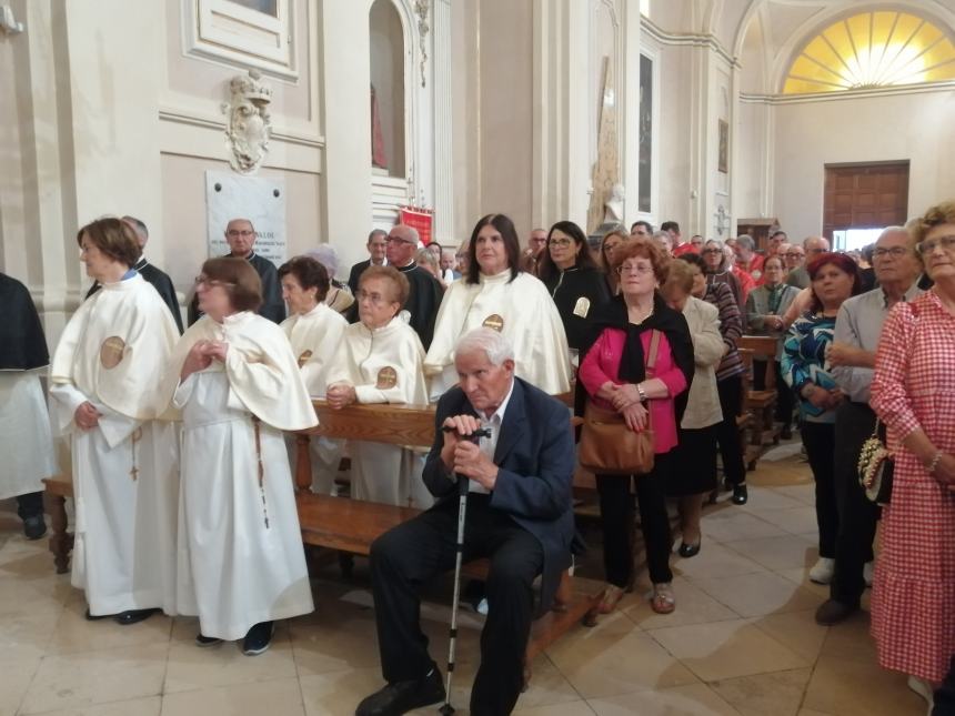 A Vasto il corteo del Corpus Domini lungo il colorato tappeto di fiori: “Preghiamo per la pace”