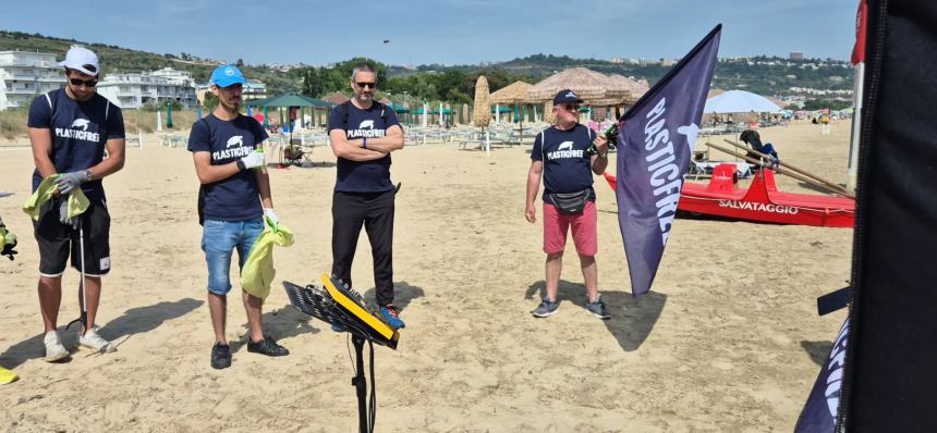 30 bottiglie di vetro e 10 sacchi di rifiuti: è tornata la raccolta Plastic Free a Vasto Marina 