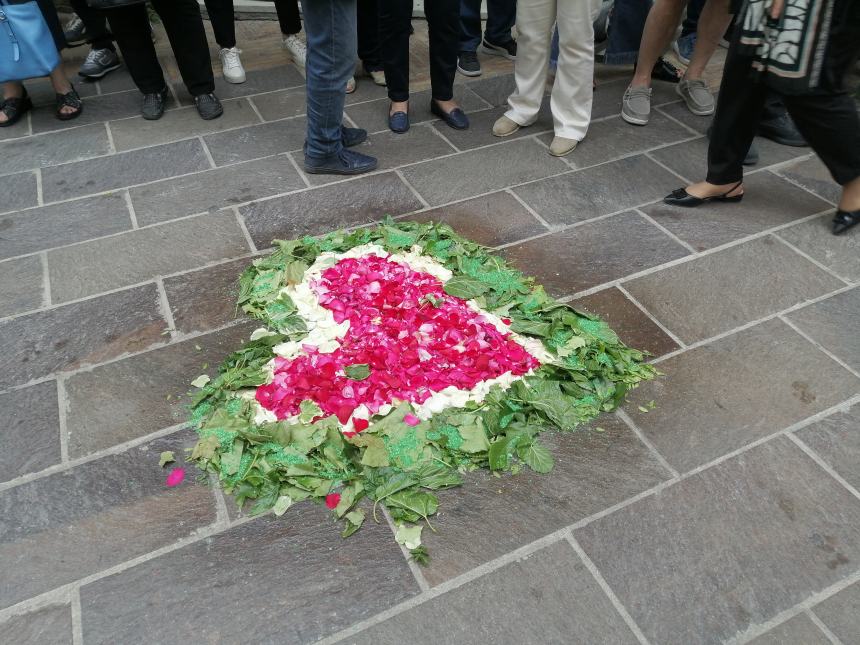 A Vasto il corteo del Corpus Domini lungo il colorato tappeto di fiori: “Preghiamo per la pace”