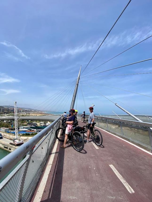 Cicloturisti belgi e italiani in Abruzzo per una settimana in bici tra montagne e mare