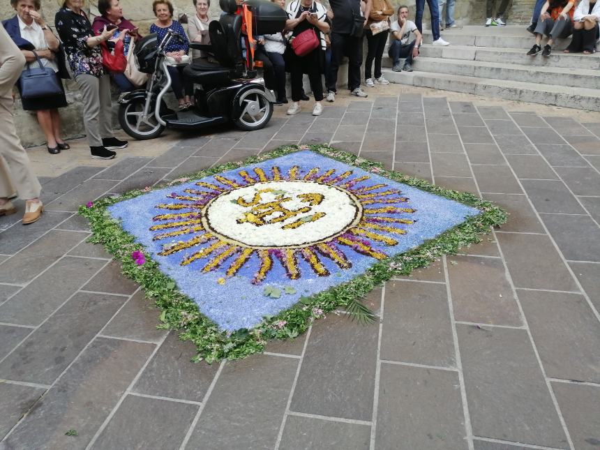 A Vasto il corteo del Corpus Domini lungo il colorato tappeto di fiori: “Preghiamo per la pace”