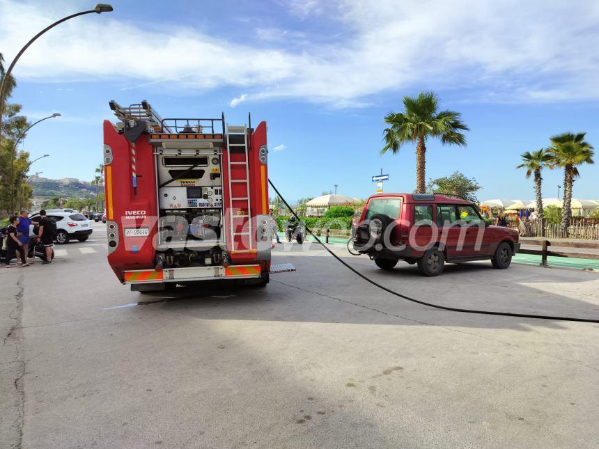 Fiamme lungo la pista ciclabile a Vasto Marina nei pressi dell'area Sic