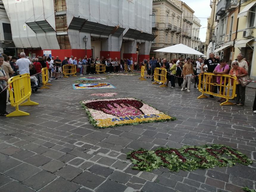 A Vasto il corteo del Corpus Domini lungo il colorato tappeto di fiori: “Preghiamo per la pace”