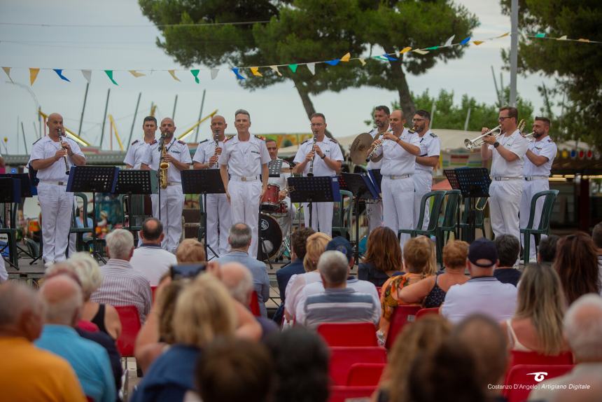 Tripla esibizione della Fanfara dell’Accademia navale di Livorno: “Applausi da cittadini e turisti” 