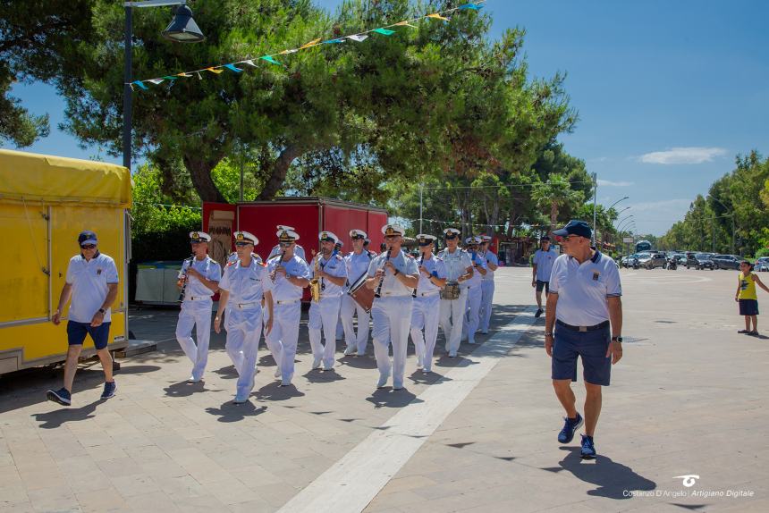 La  Fanfara  dell’Accademia Navale di Livorno incanta i bagnati sul lungomare