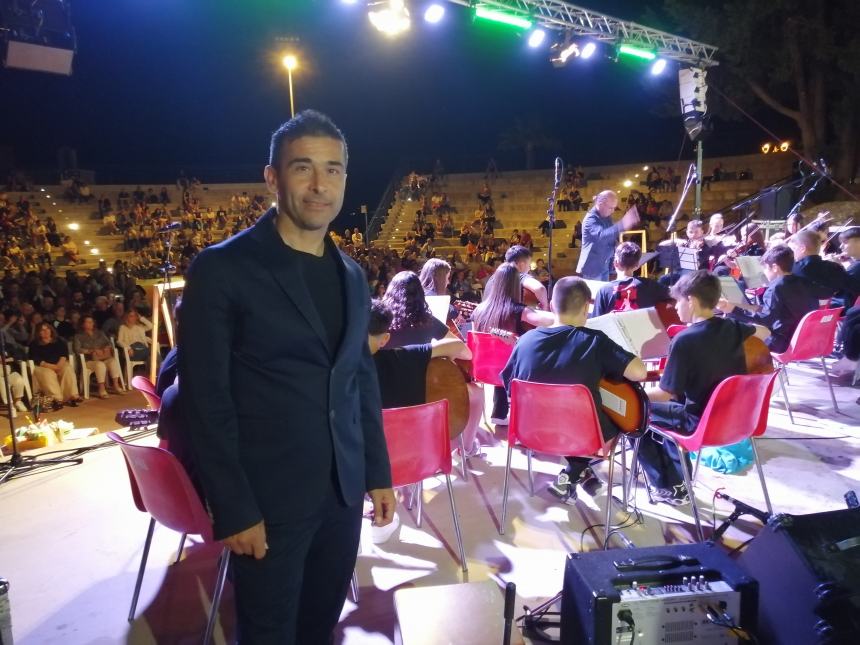 Musica, riflessioni e doni al concerto dell'Orchestra Rossetti: "Complimenti per la vittoria" 