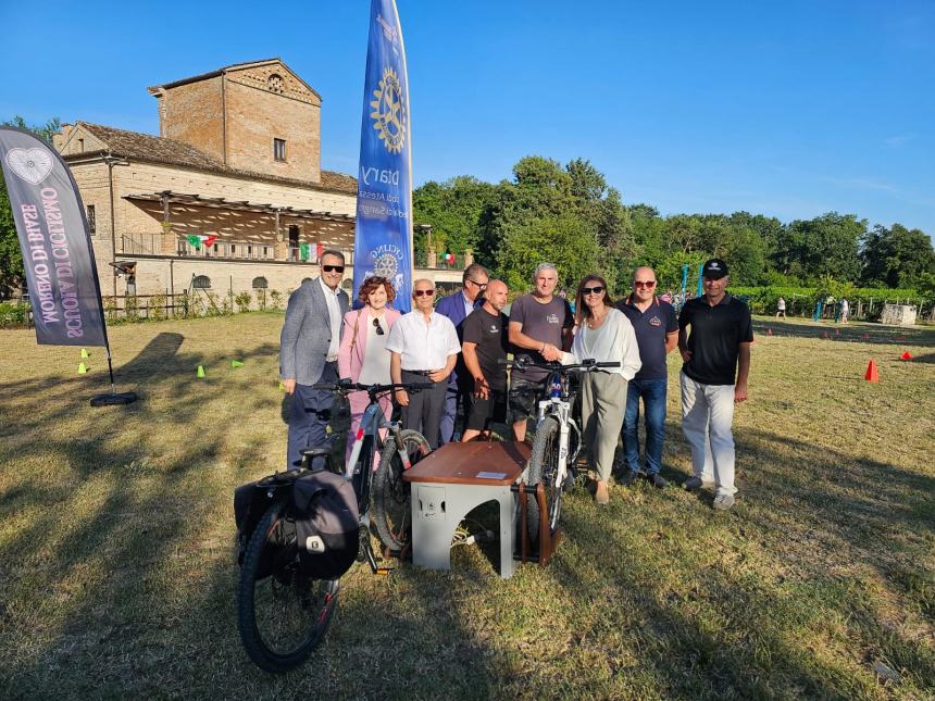 A Pollutri donata una panchina per la ricarica delle bici e-bike nel Bosco di Don Venanzio