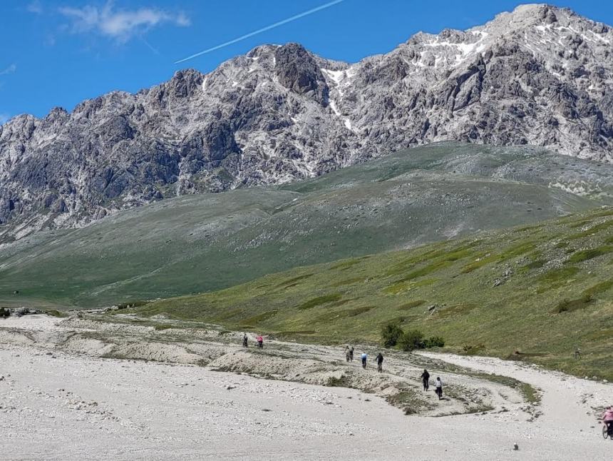 Cicloturisti belgi e italiani in Abruzzo per una settimana in bici tra montagne e mare