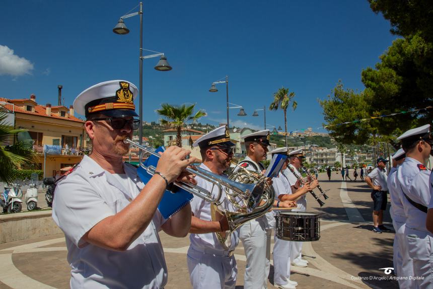 La  Fanfara  dell’Accademia Navale di Livorno incanta i bagnati sul lungomare