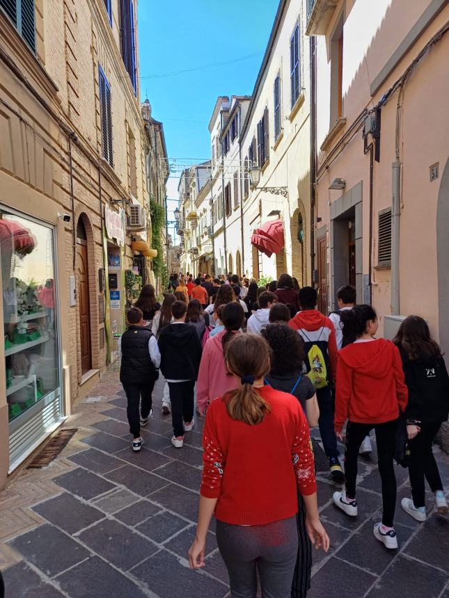 Studenti vastesi in visita a Santa Maria Maggiore e alla sua torre camapanaria 