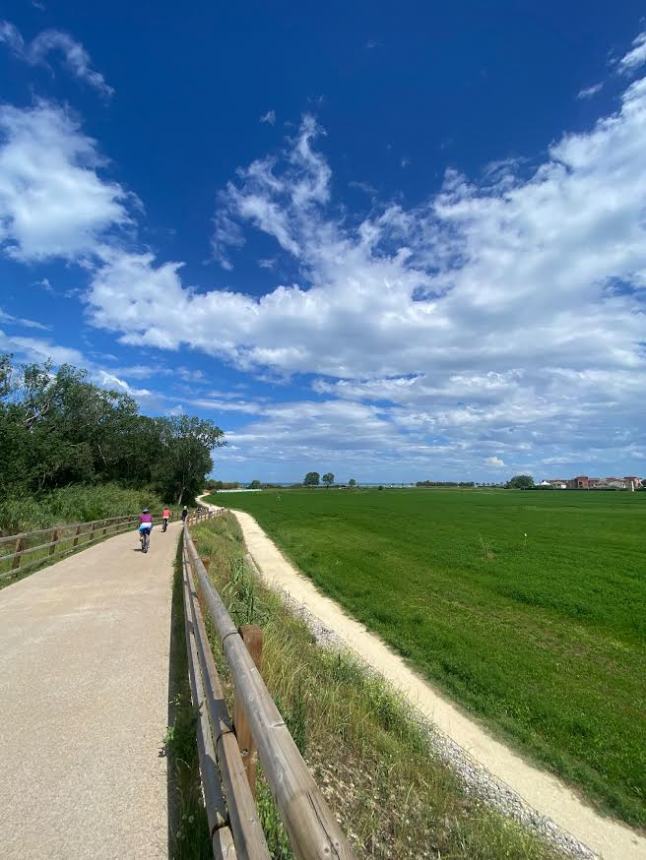 Cicloturisti belgi e italiani in Abruzzo per una settimana in bici tra montagne e mare