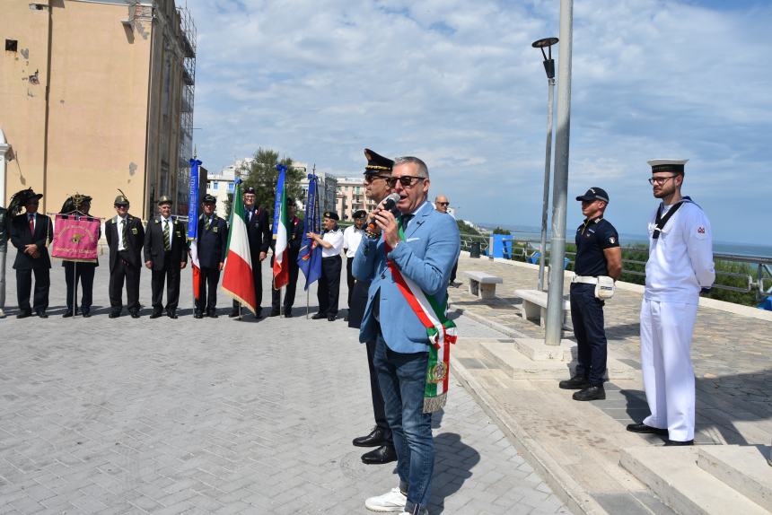 Cerimonia dell’alzabandiera a Piazza Sant’Antonio