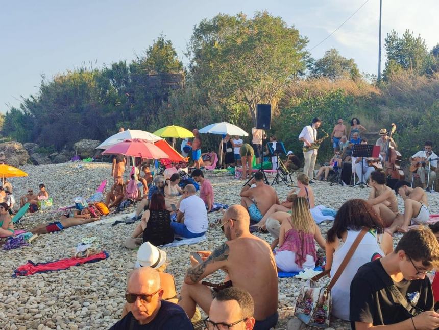 Emozioni sulla spiaggia di Casarza grazie al sound  de "Le chat Rouge"