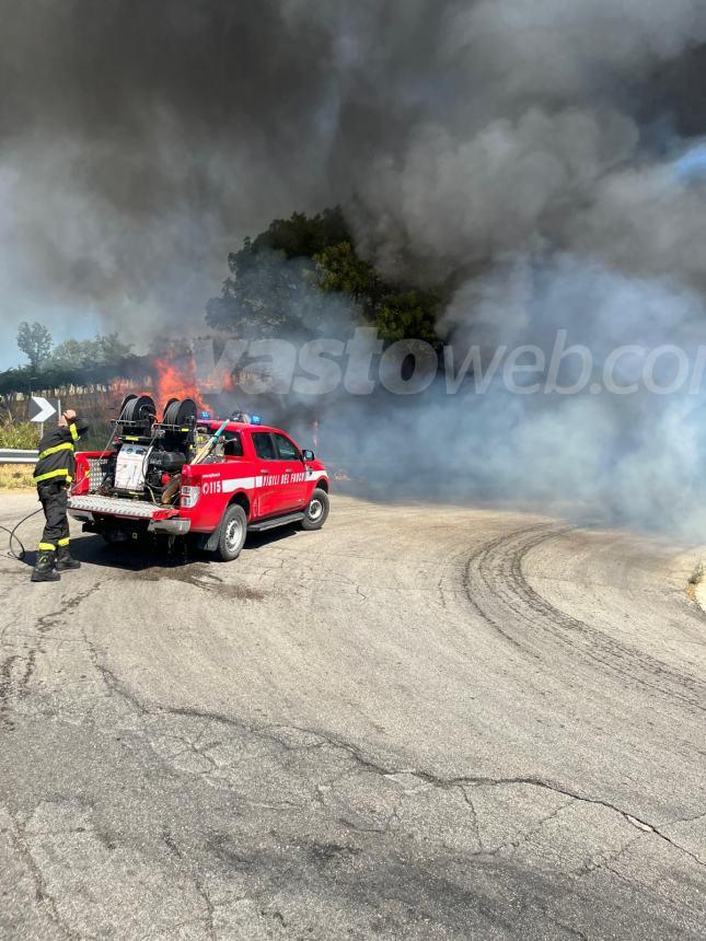 Autobus in fiamme a Monteodorisio, intervengono vigili del fuoco e volontari