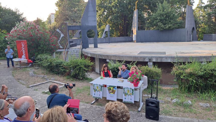 Paolo Massari e Simonetta Tassinari nel debutto di "Scrittori al parco"