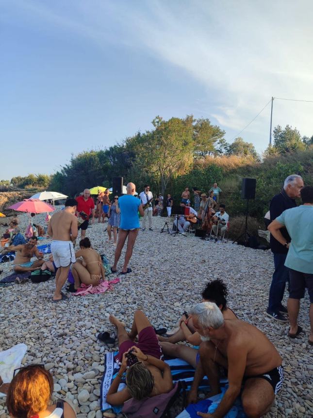 Emozioni sulla spiaggia di Casarza grazie al sound  de "Le chat Rouge"