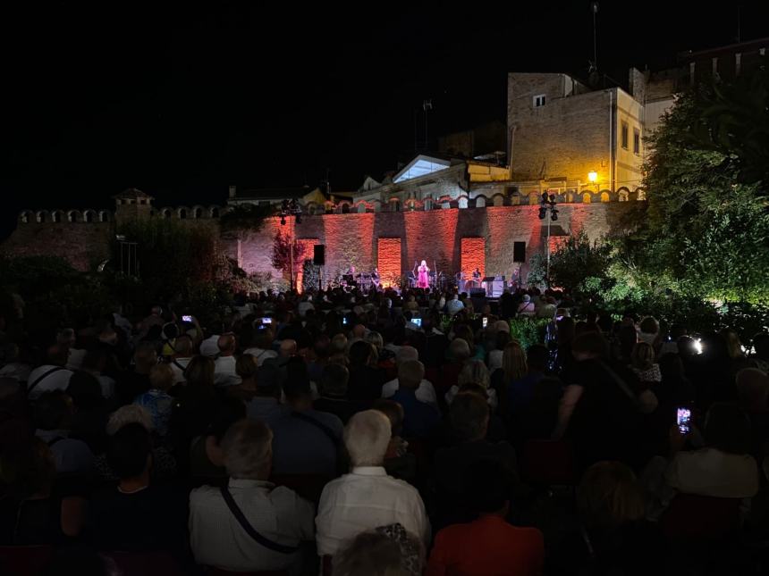 Vince la beneficenza a Vasto con la  Mina di Fernanda D’Ercole: “Concerto meraviglioso”