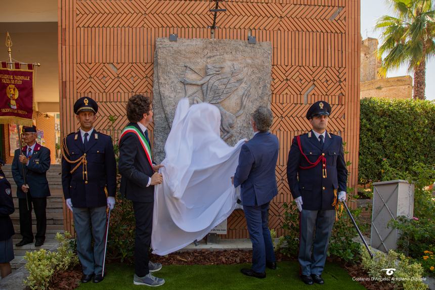 Svelato a Vasto il “Centauro alato” simbolo del coraggio della polizia stradale